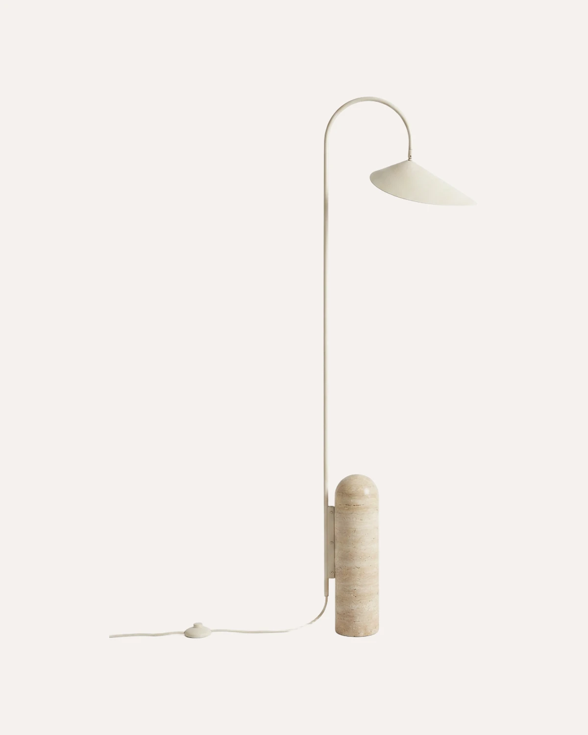 ferm Living Arum Stehleuchte in Cashmere mit asymmetrischem Schirm und Travertin-Fuß