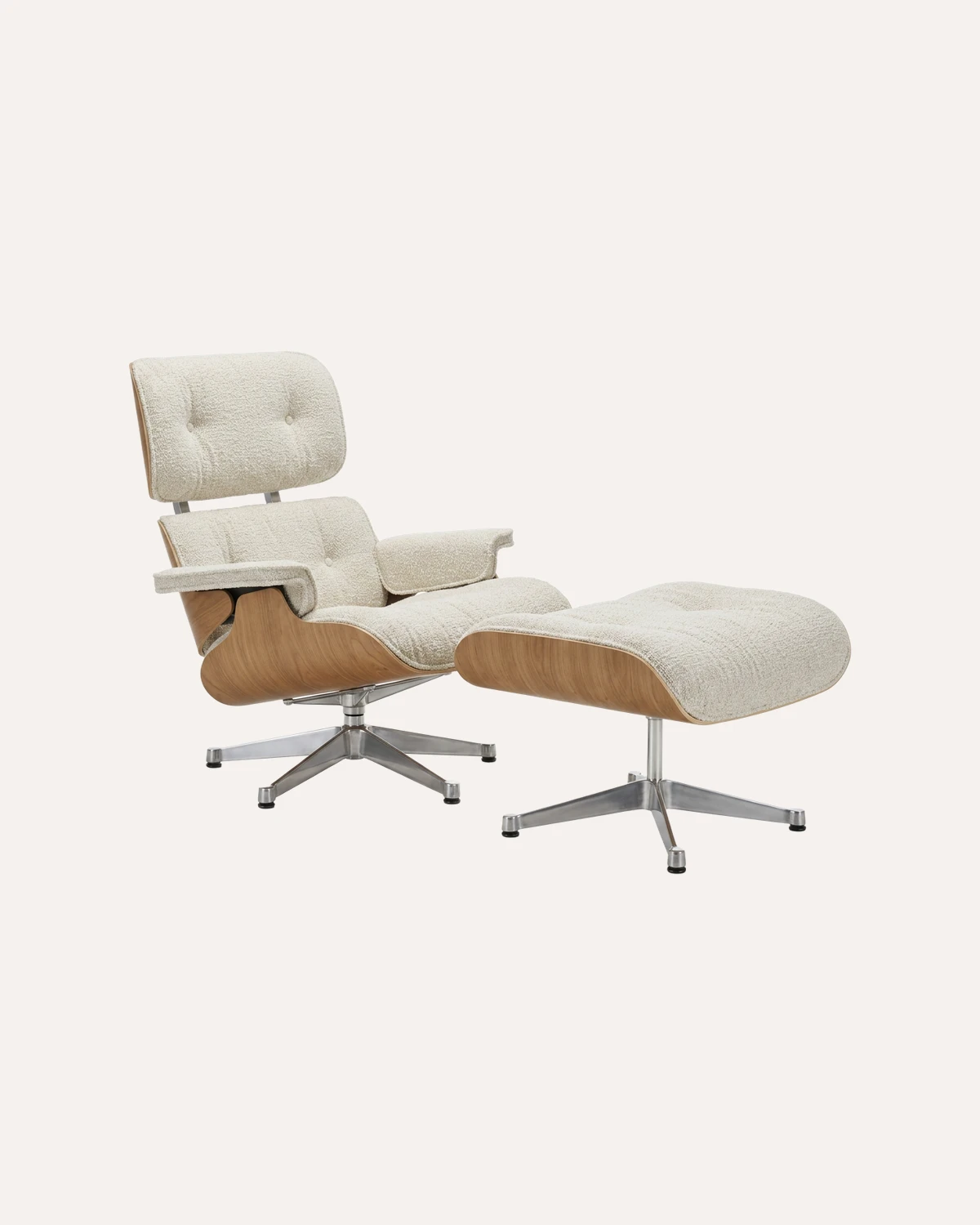 Vitra Lounge Chair & Ottoman mit cremefarbenem Bouclé-Bezug, heller Holzschale und poliertem Aluminiumfuß