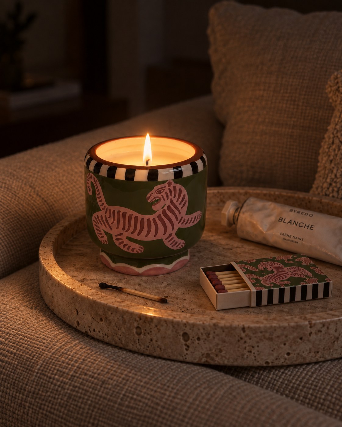 Kerzen und warmes Licht im Wohnzimmer am Abend